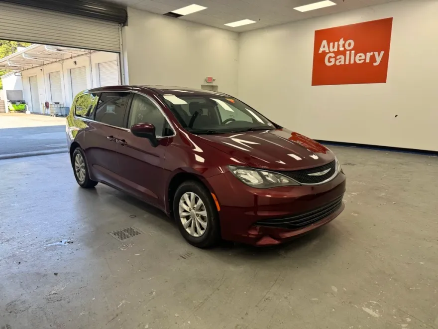 2017 Chrysler Pacifica Touring photo 1