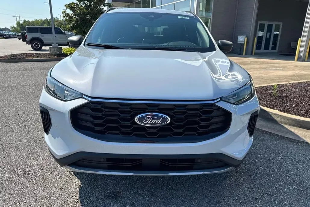 2025 Ford Escape ST-Line photo 1