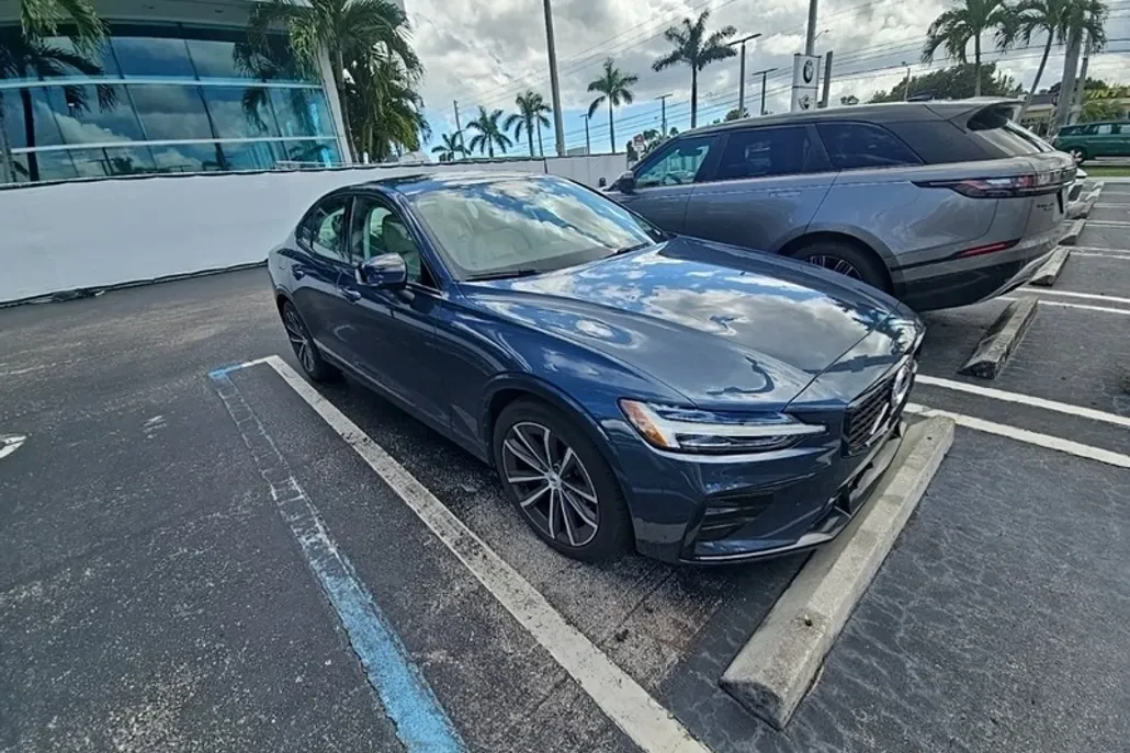 2022 Volvo S60 B5 Momentum photo 1