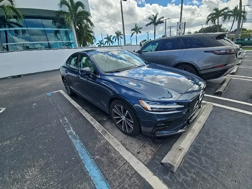 2022 Volvo S60 B5 Momentum photo 1