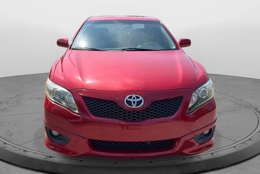 2011 Toyota Camry SE photo 1