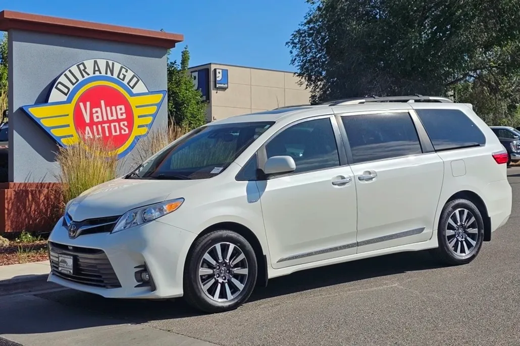 2018 Toyota Sienna XLE photo 1