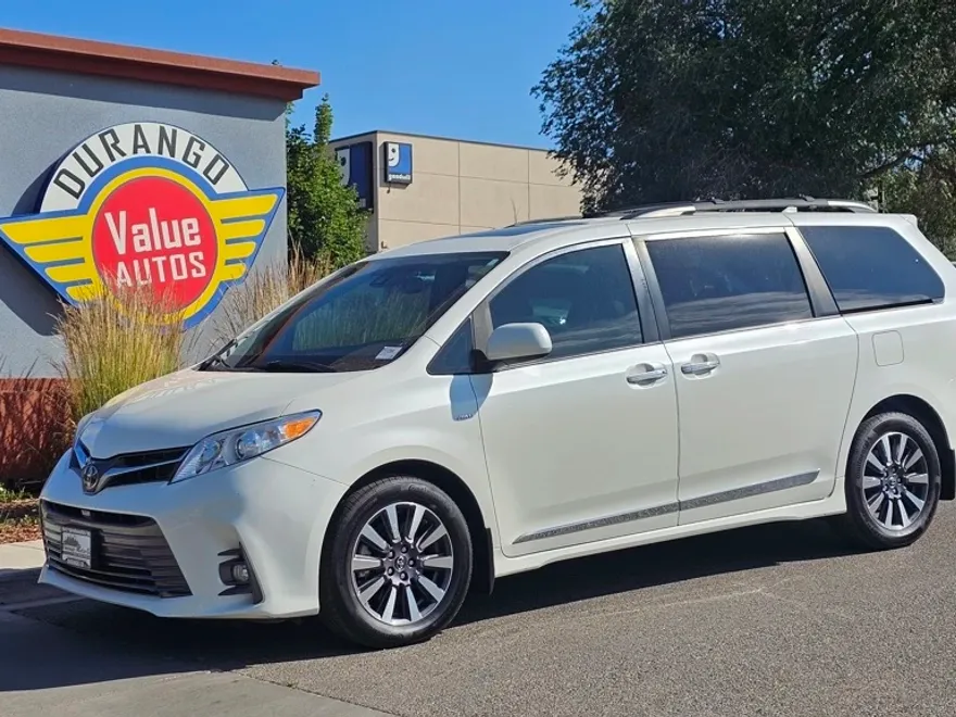 2018 Toyota Sienna XLE photo 1