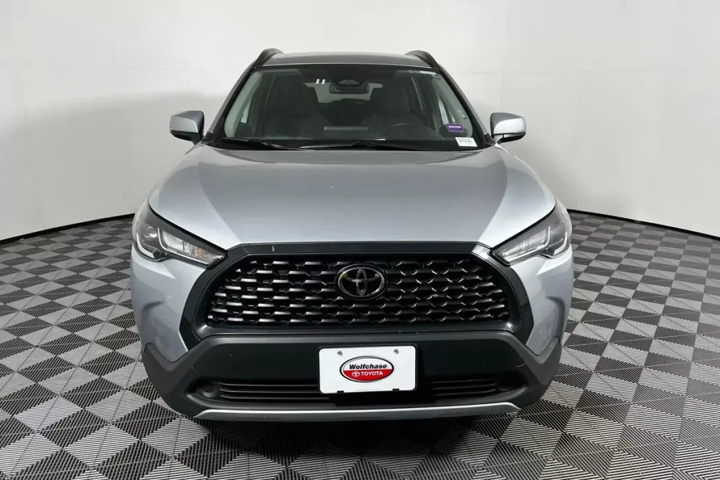 2024 Toyota Corolla Cross LE photo 1