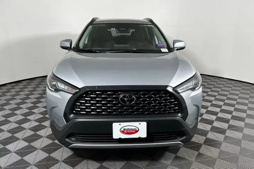 2024 Toyota Corolla Cross LE photo 1