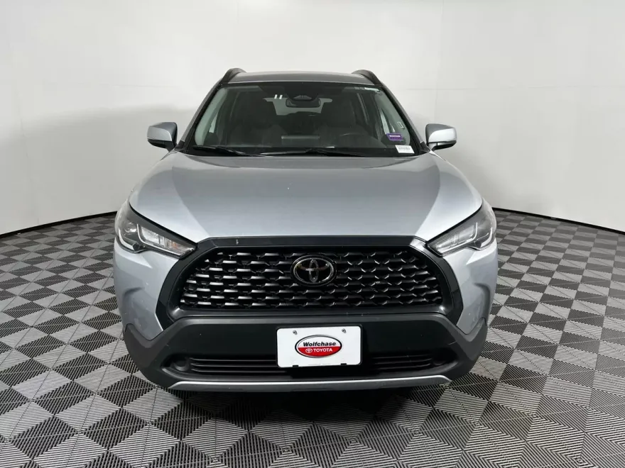 2024 Toyota Corolla Cross LE photo 1
