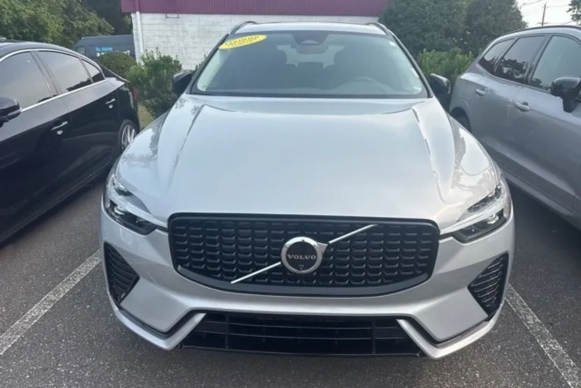 2025 Volvo XC60 B5 Plus photo 1