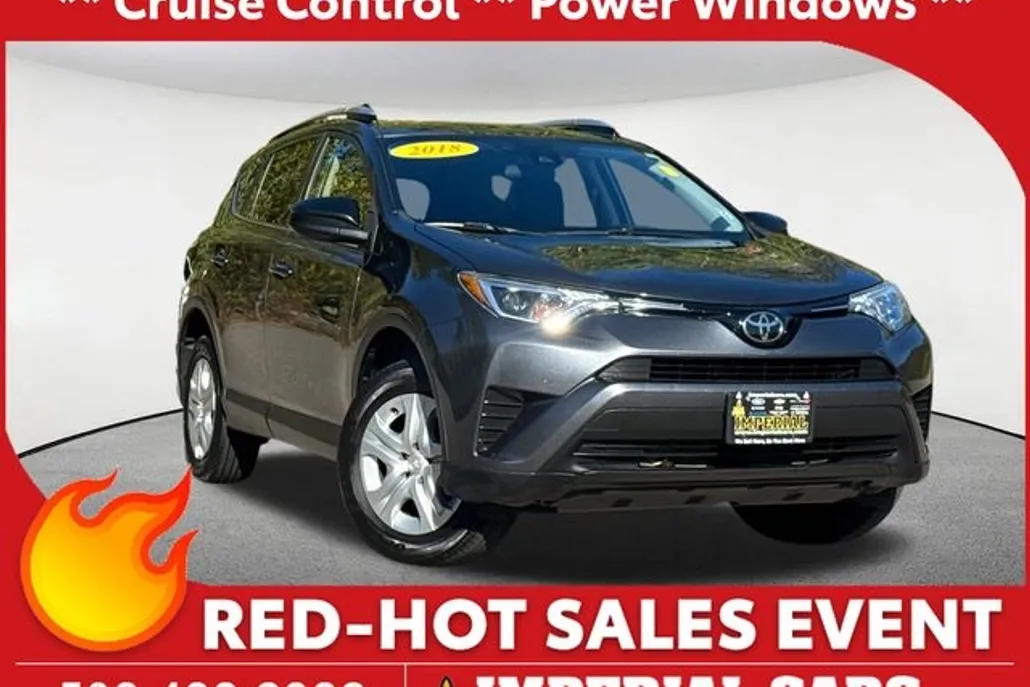 2018 Toyota RAV4 LE photo 1