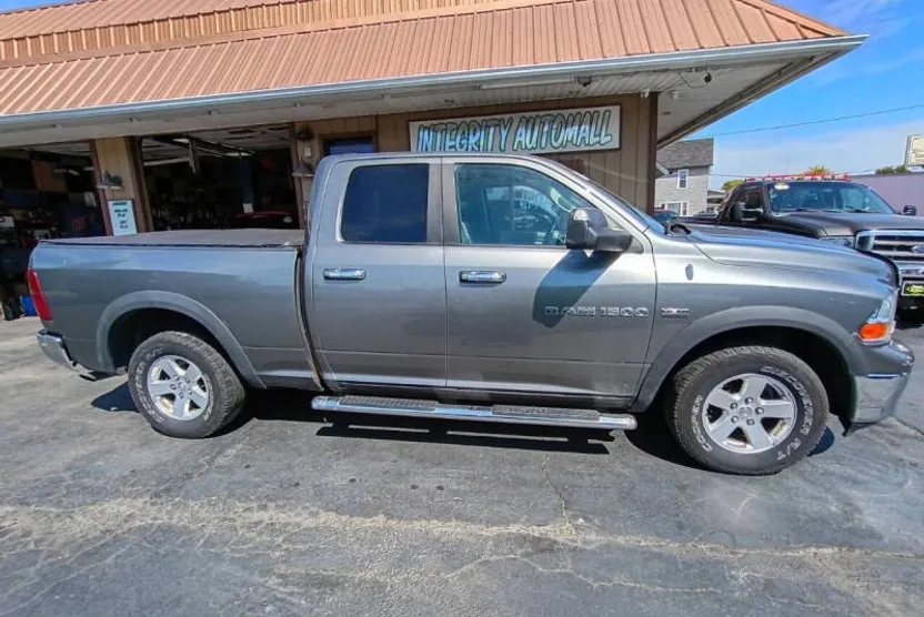 2011 Ram 1500 SLT photo 1