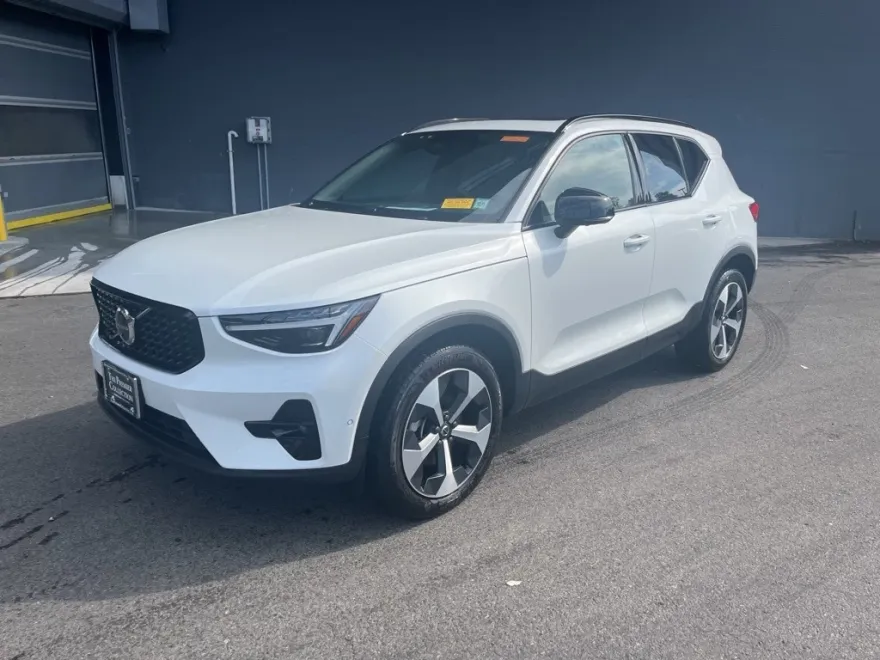 2025 Volvo XC40 Plus photo 1