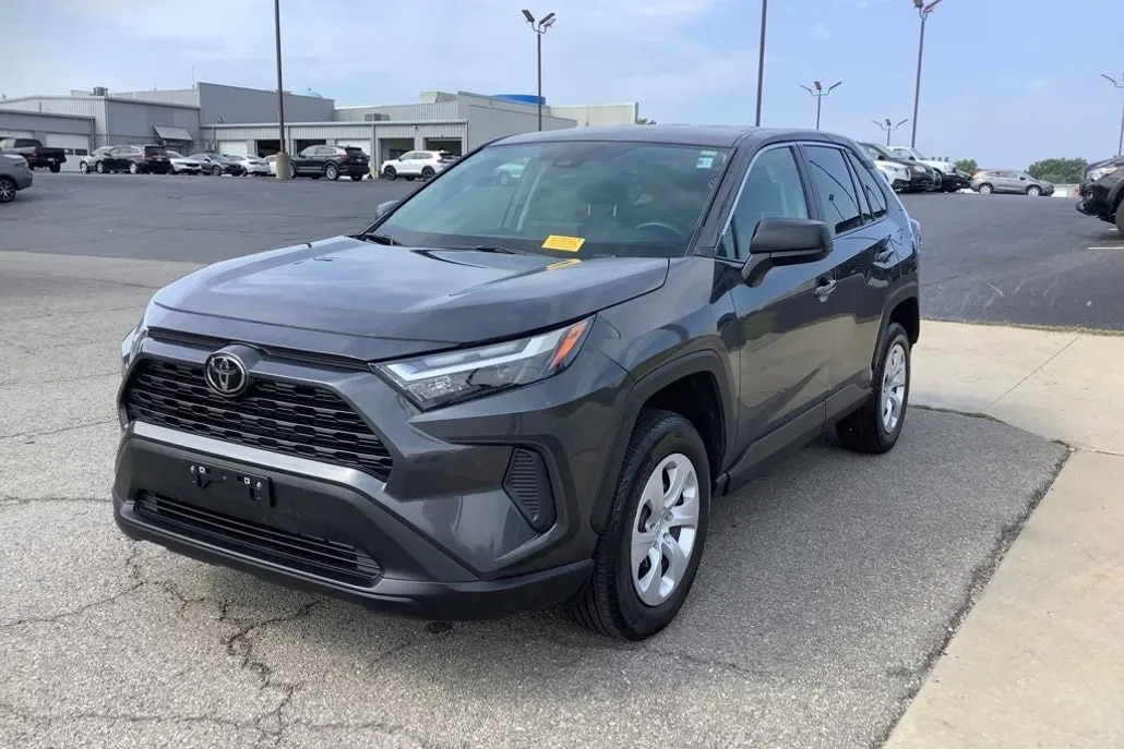 2023 Toyota RAV4 LE photo 1