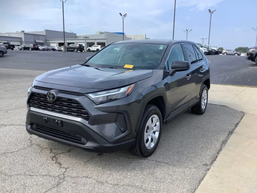 2023 Toyota RAV4 LE photo 1