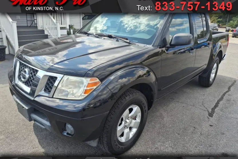 2013 Nissan Frontier Crew Cab SV photo 1