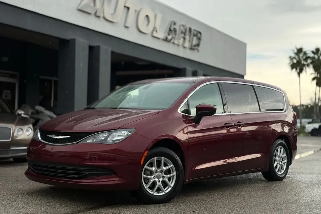 2018 Chrysler Pacifica LX photo 1