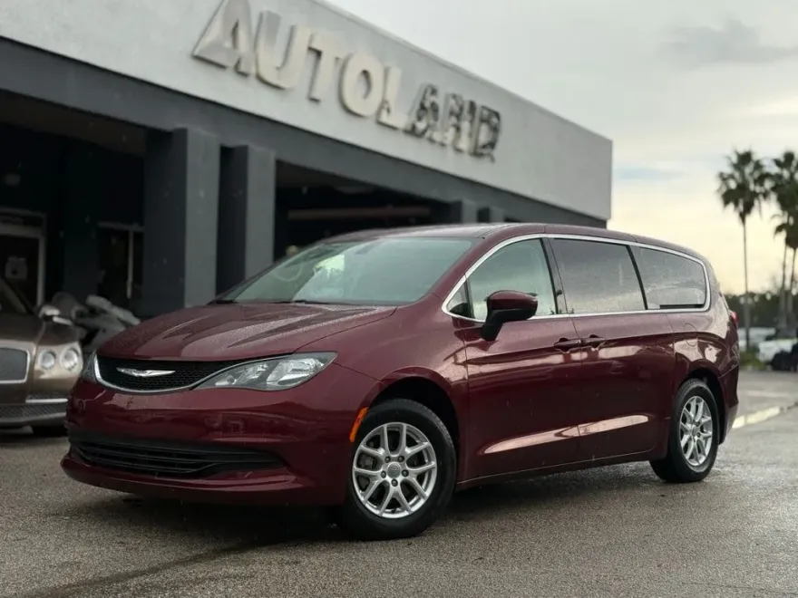2018 Chrysler Pacifica LX photo 1