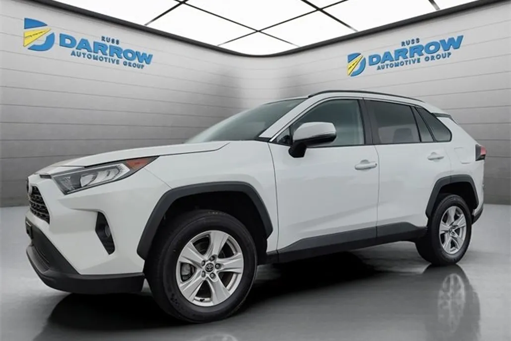 2021 Toyota RAV4 XLE photo 1
