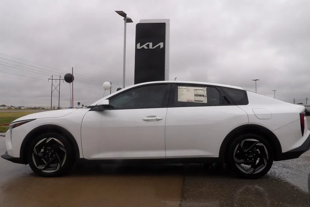 2025 Kia K4 EX photo 1