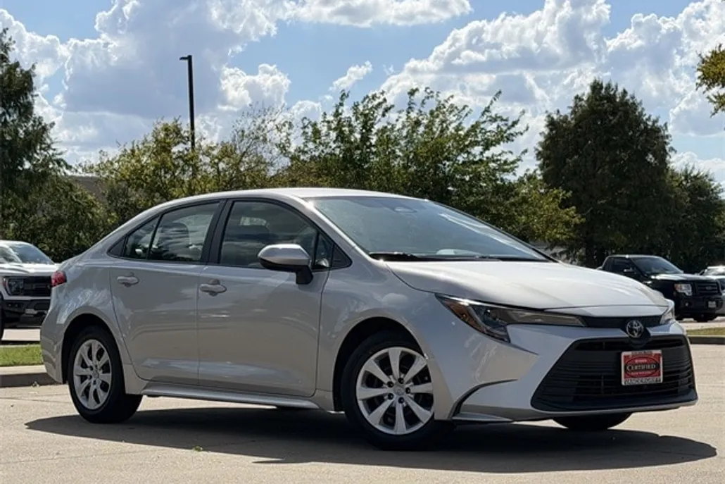 2024 Toyota Corolla LE photo 1