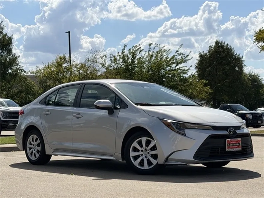 2024 Toyota Corolla LE photo 1