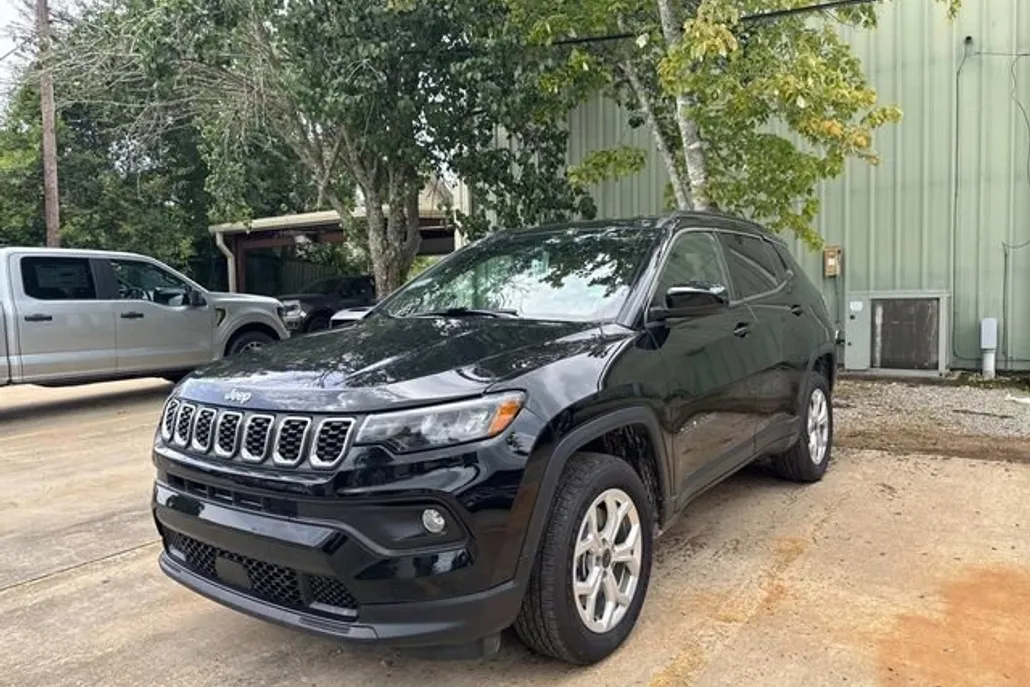 2025 Jeep Compass Latitude photo 1