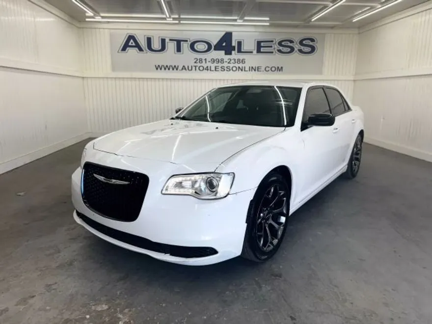 2018 Chrysler 300 Touring photo 1