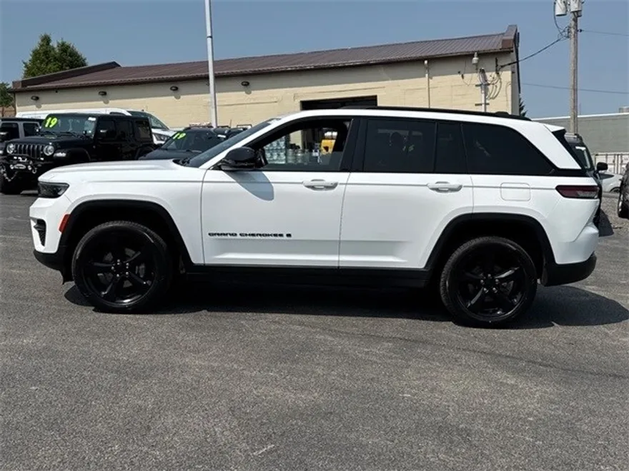 2022 Jeep Grand Cherokee Laredo Altitude photo 1