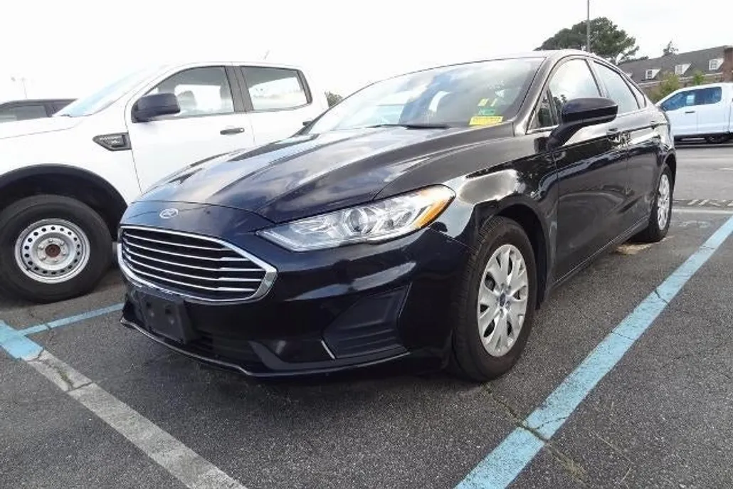 2019 Ford Fusion S photo 1
