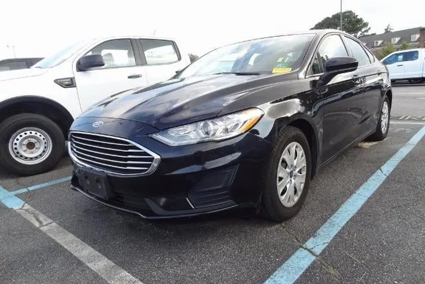 2019 Ford Fusion S photo 1