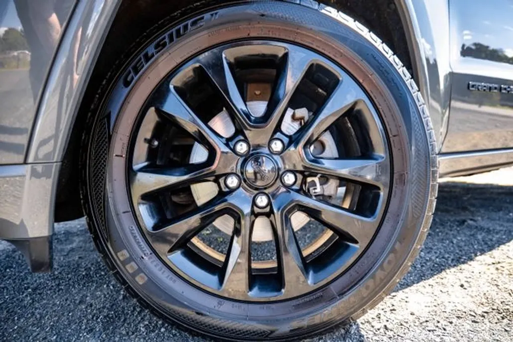 2020 Jeep Grand Cherokee Laredo Altitude photo 1