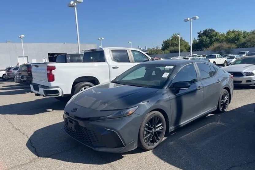 2025 Toyota Camry SE photo 1