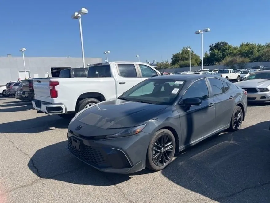 2025 Toyota Camry SE photo 1