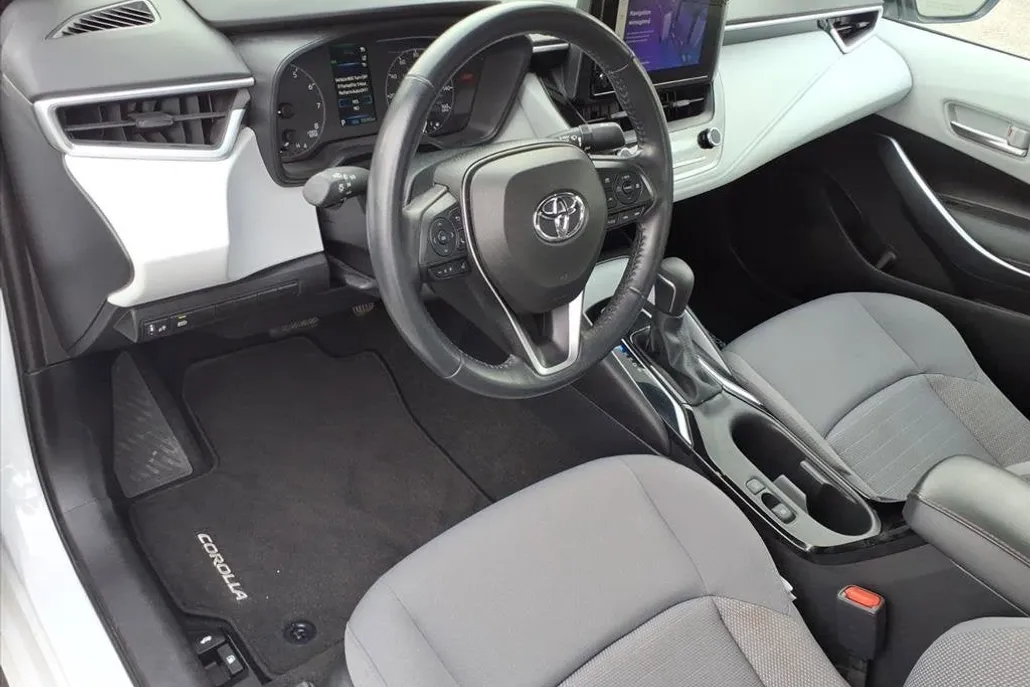 2023 Toyota Corolla SE photo 1