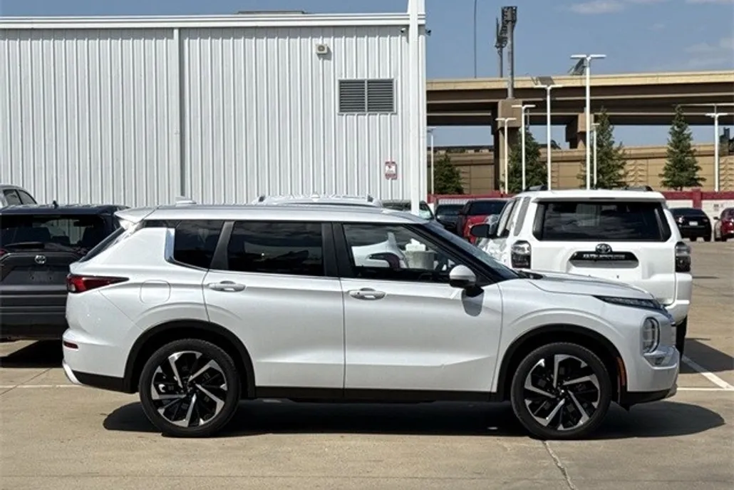 2023 Mitsubishi Outlander SE photo 1