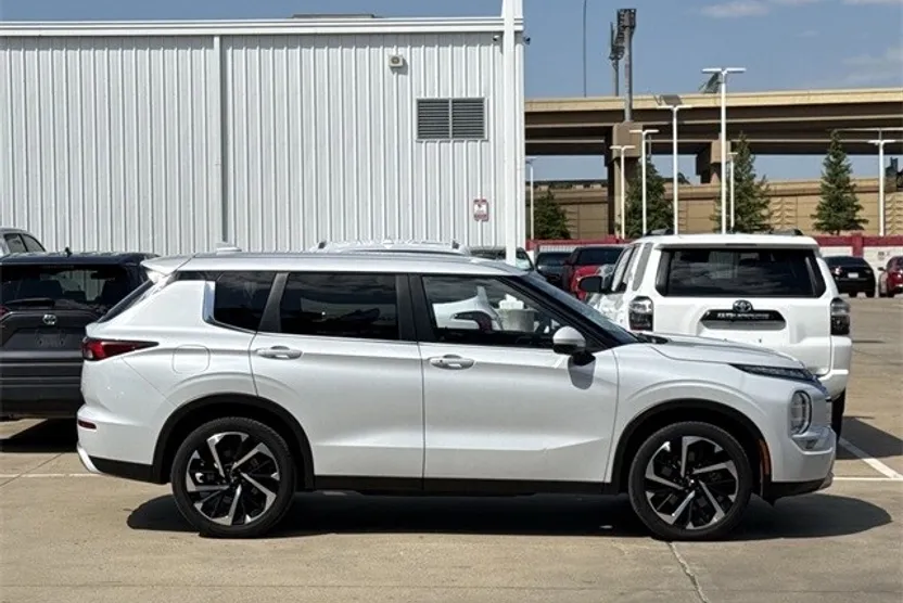 2023 Mitsubishi Outlander SE photo 1