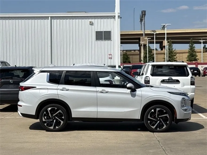 2023 Mitsubishi Outlander SE photo 1
