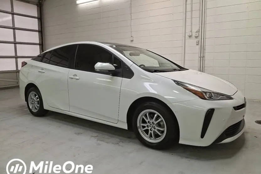 2021 Toyota Prius LE photo 1