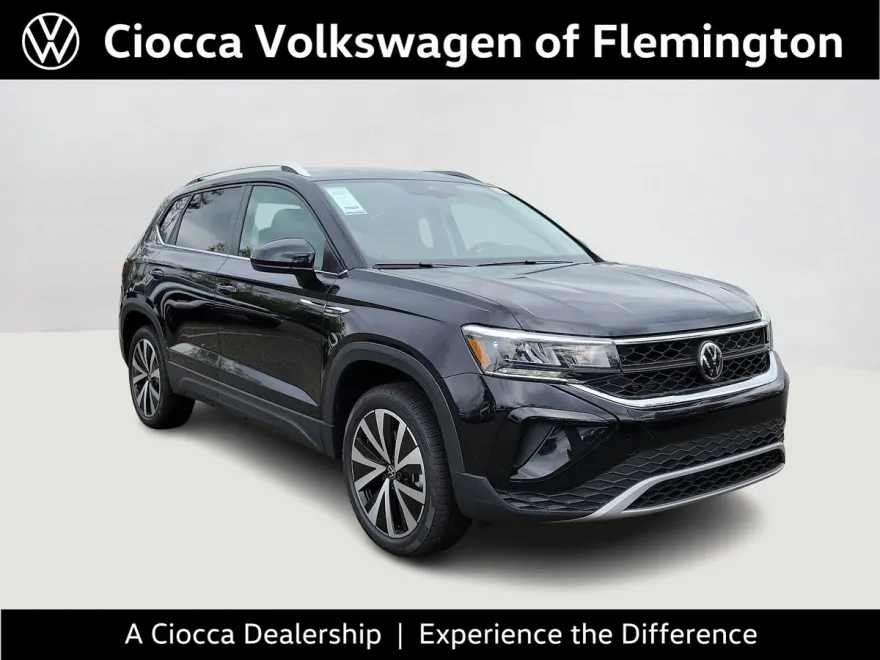 2024 Volkswagen Taos SE photo 1