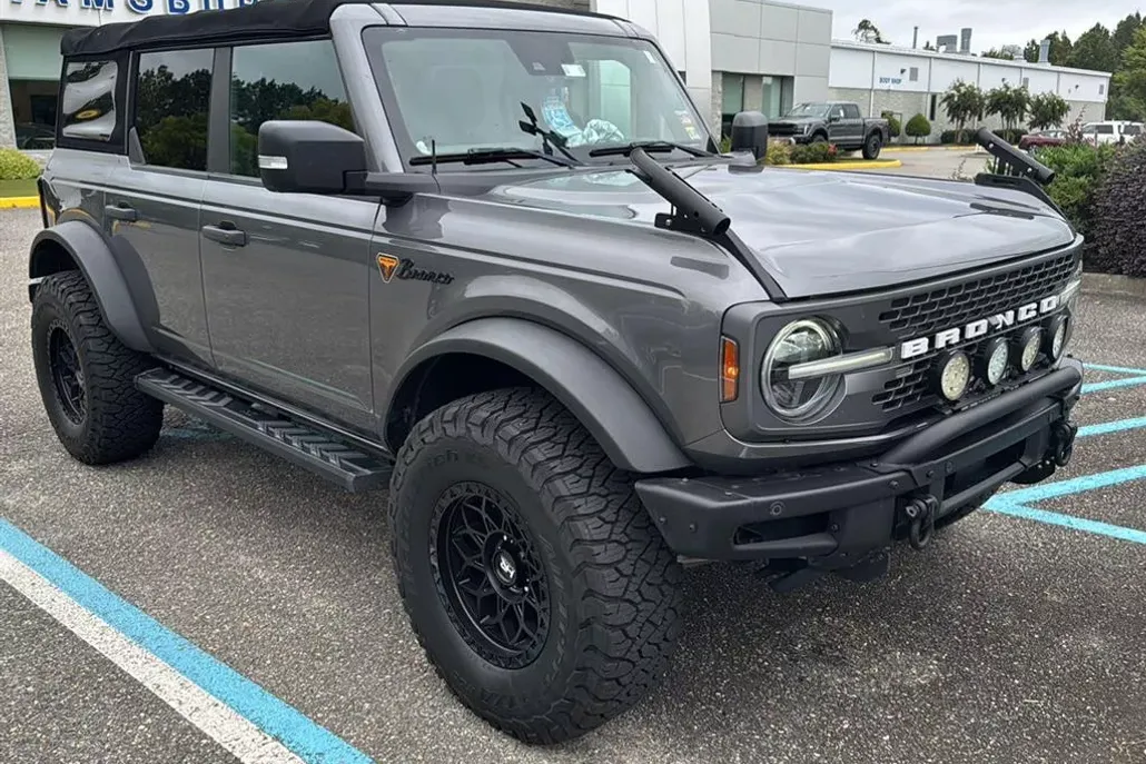 2021 Ford Bronco photo 1
