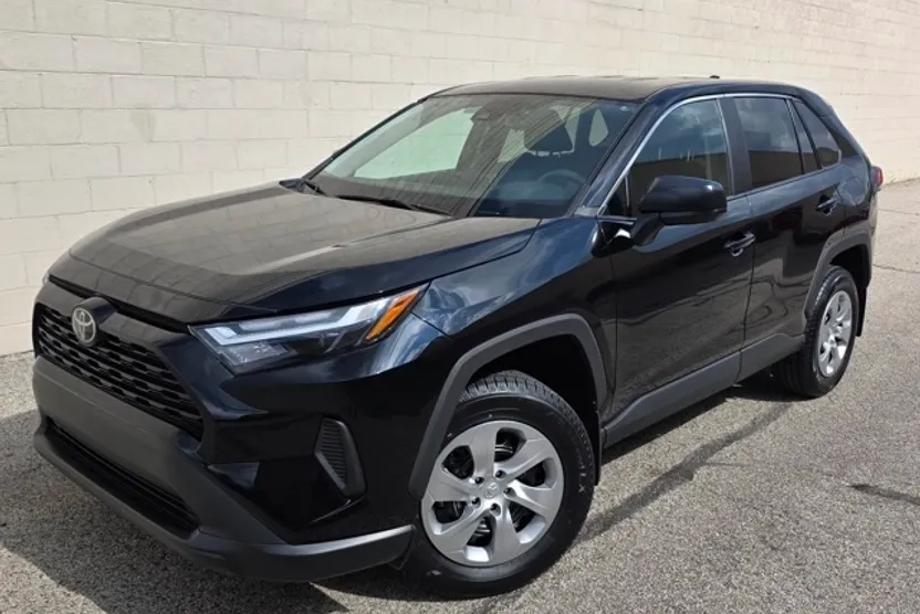 2023 Toyota RAV4 LE photo 1