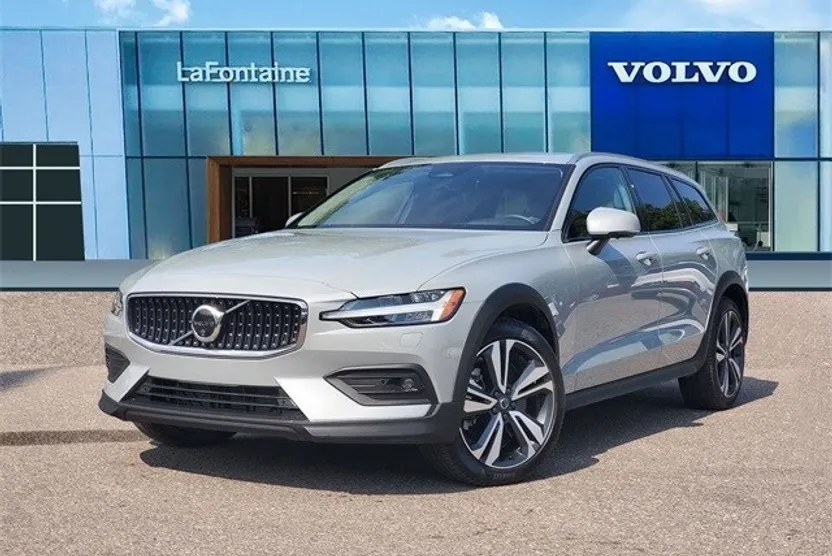 2025 Volvo V60 Cross Country B5 Plus photo 1