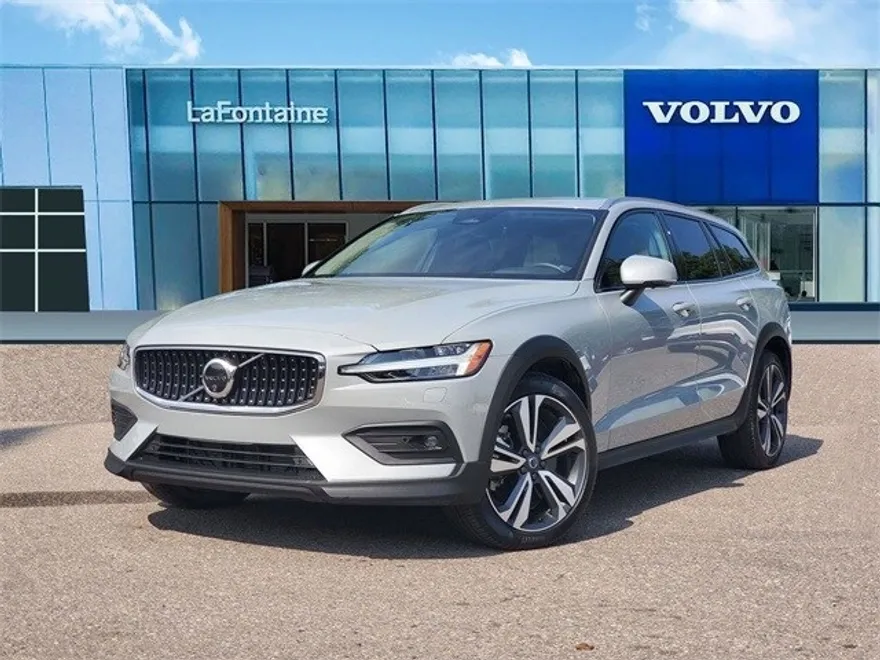 2025 Volvo V60 Cross Country B5 Plus photo 1