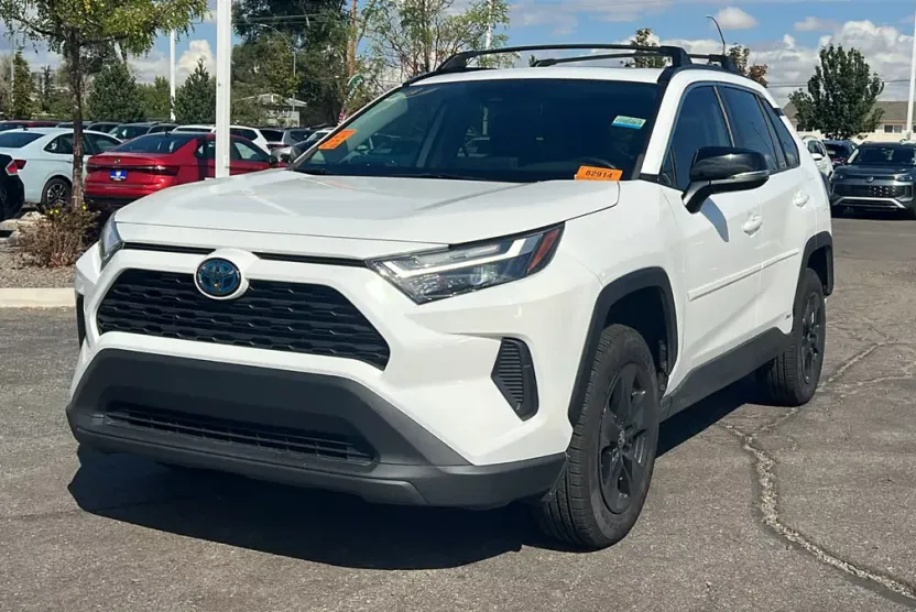 2024 Toyota RAV4 Hybrid XLE photo 1