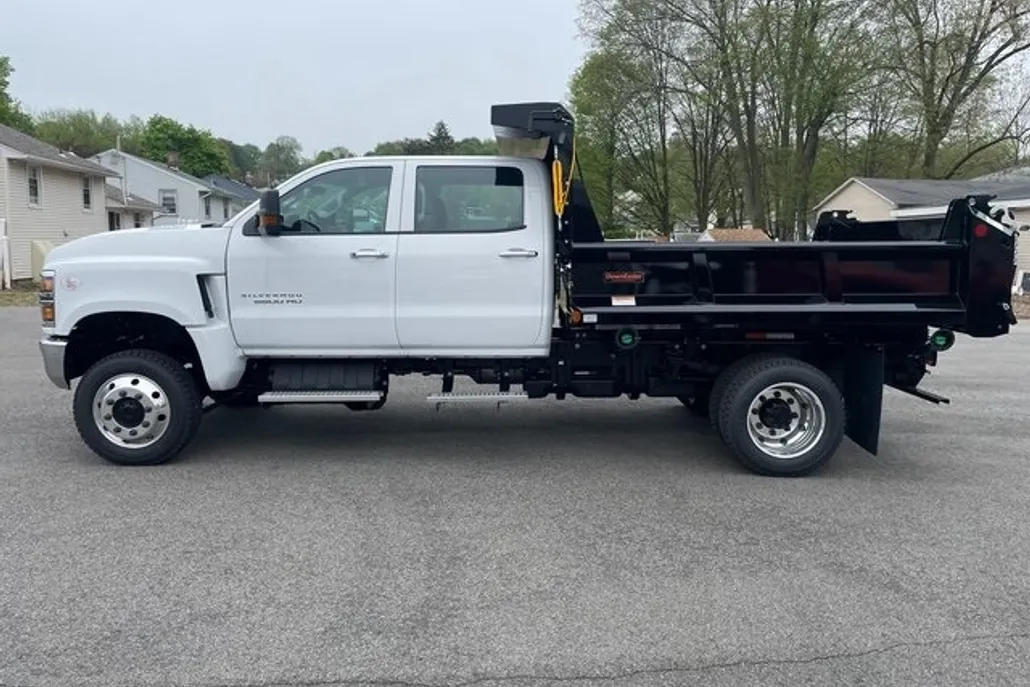 2023 Chevrolet Silverado 5500HD Work Truck photo 1