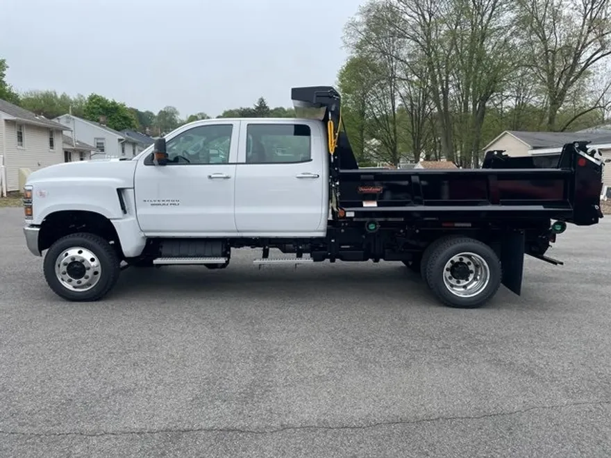 2023 Chevrolet Silverado 5500HD Work Truck photo 1