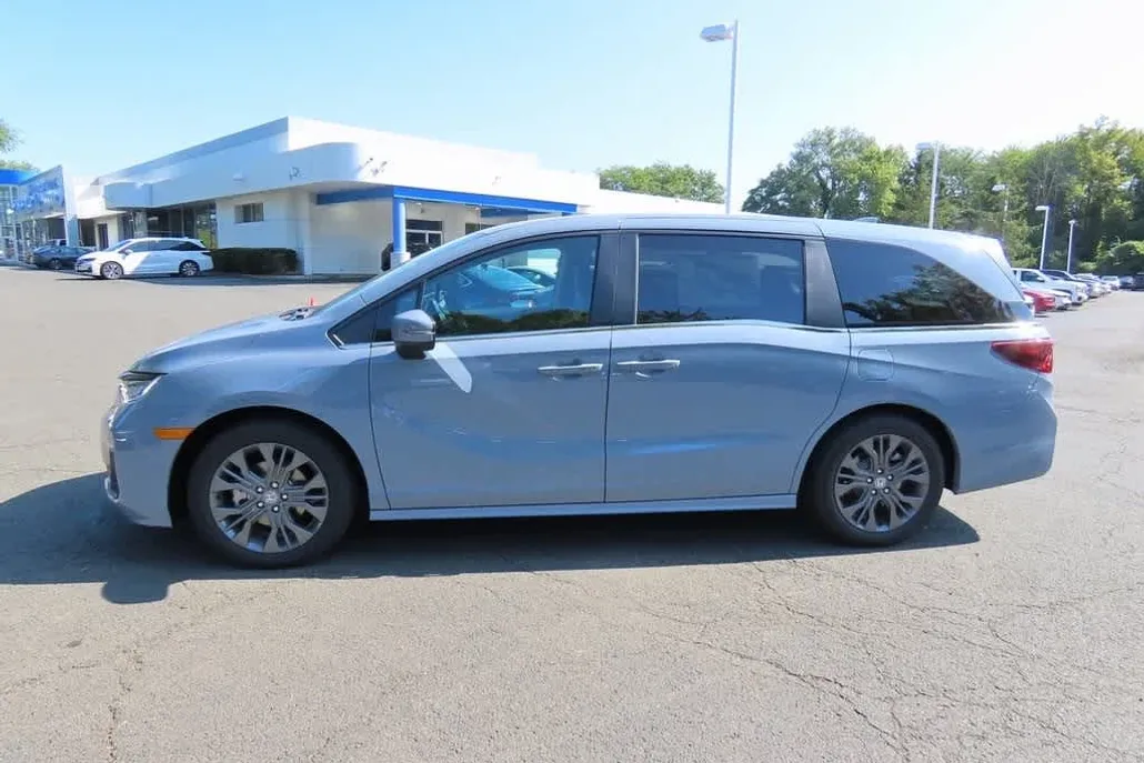 2026 Honda Odyssey Touring photo 1