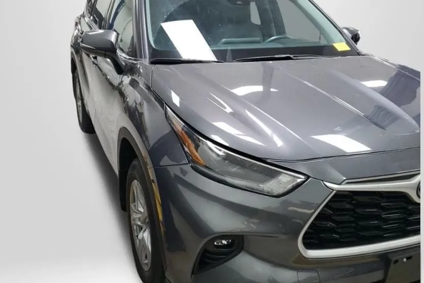 2021 Toyota Highlander LE photo 1