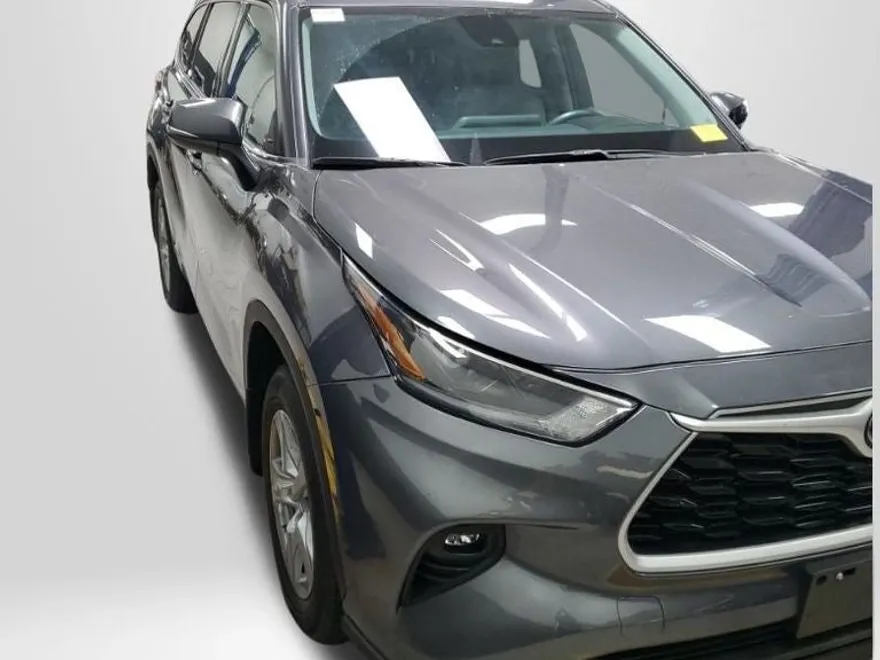 2021 Toyota Highlander LE photo 1