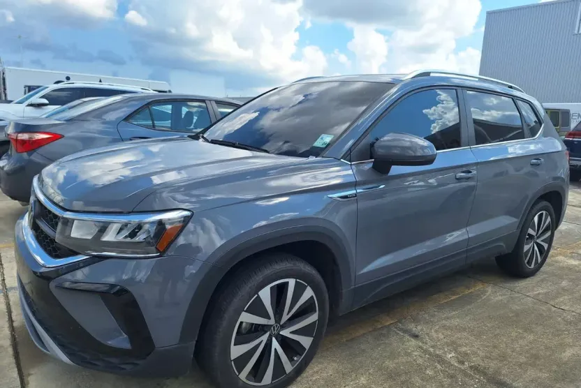 2023 Volkswagen Taos SE photo 1