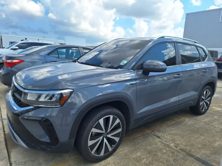 2023 Volkswagen Taos SE photo 1