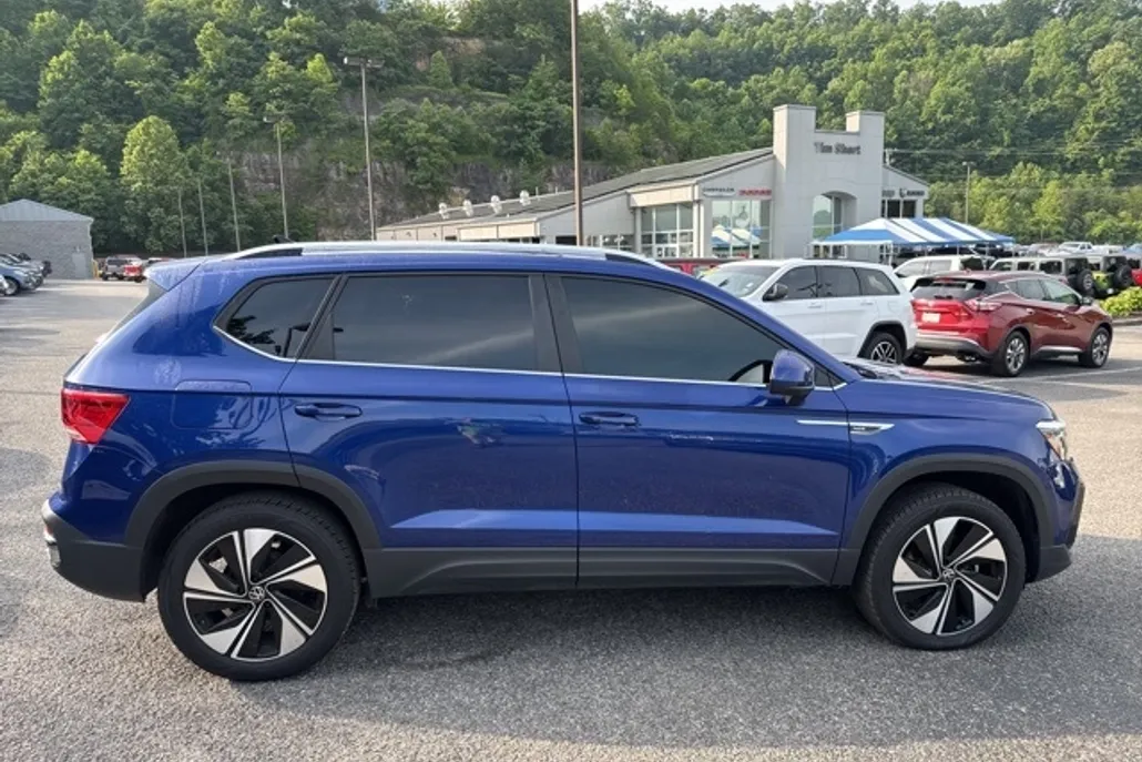 2024 Volkswagen Taos SE photo 1